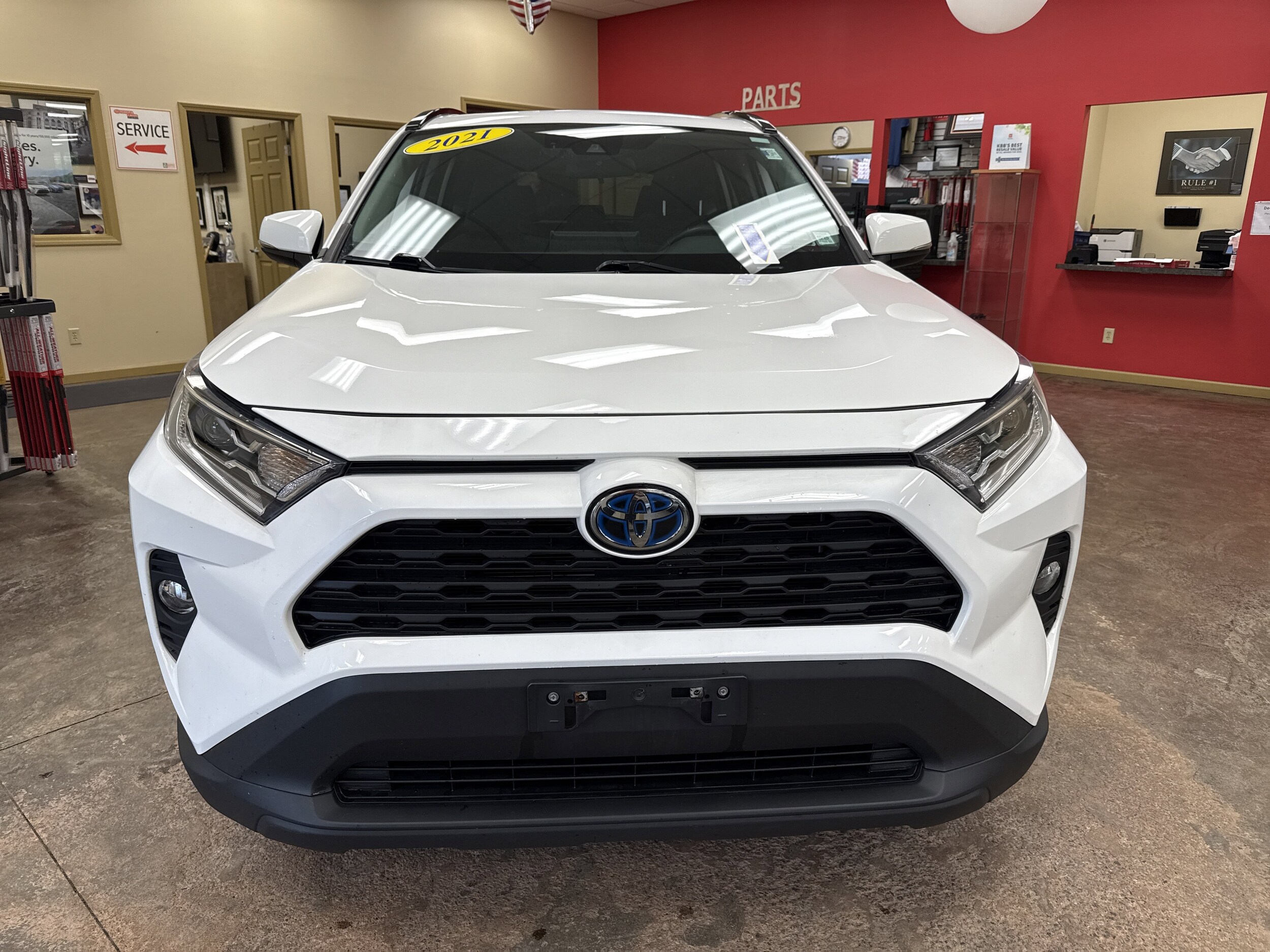 2021 Toyota RAV4 Hybrid XLE photo 2