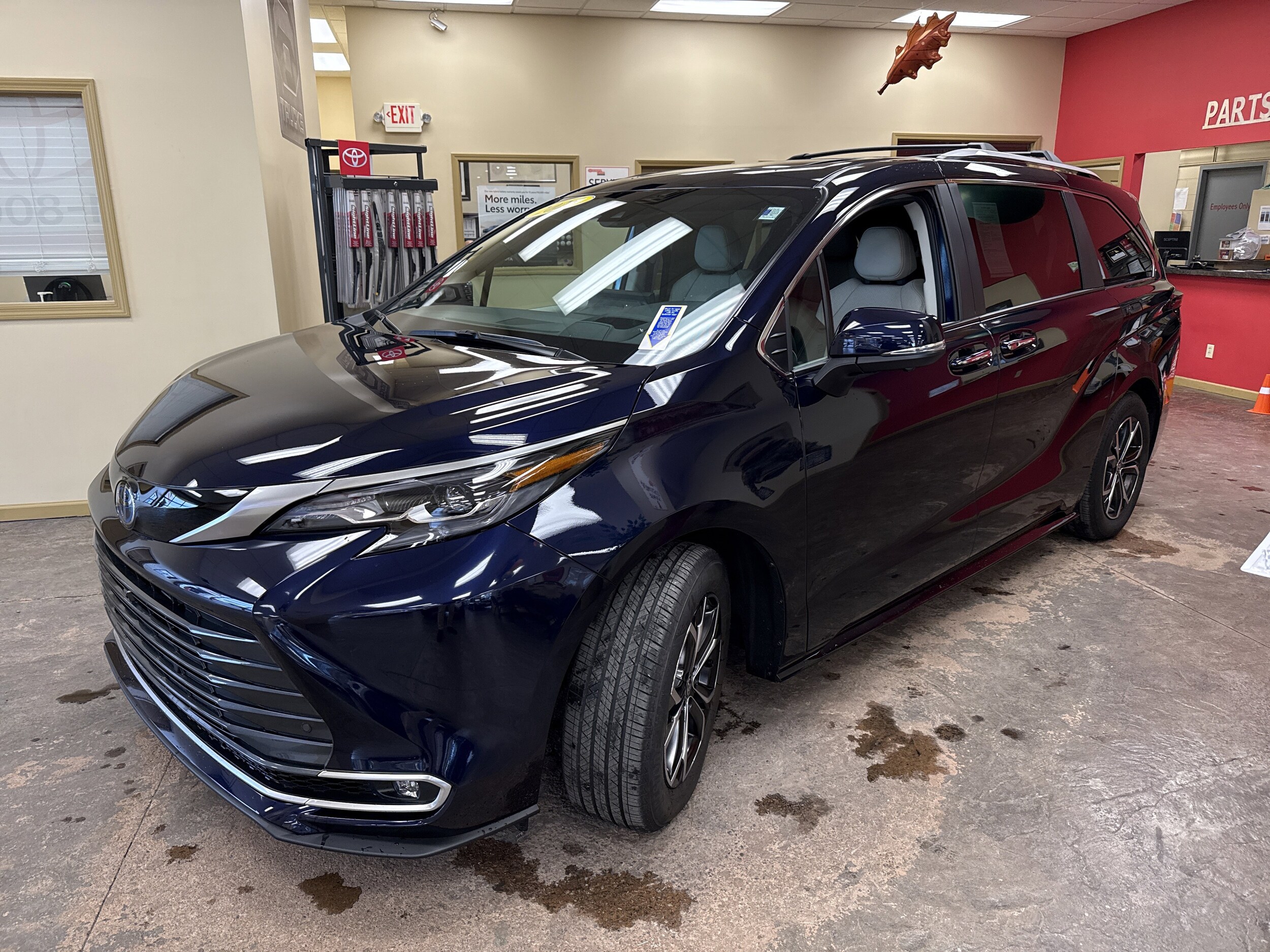 2025 Toyota Sienna Platinum photo 2