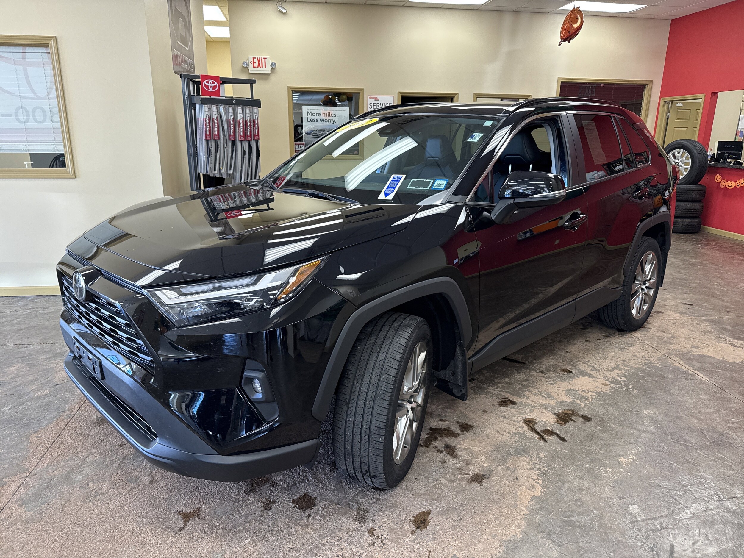 2022 Toyota RAV4 XLE Premium photo 3