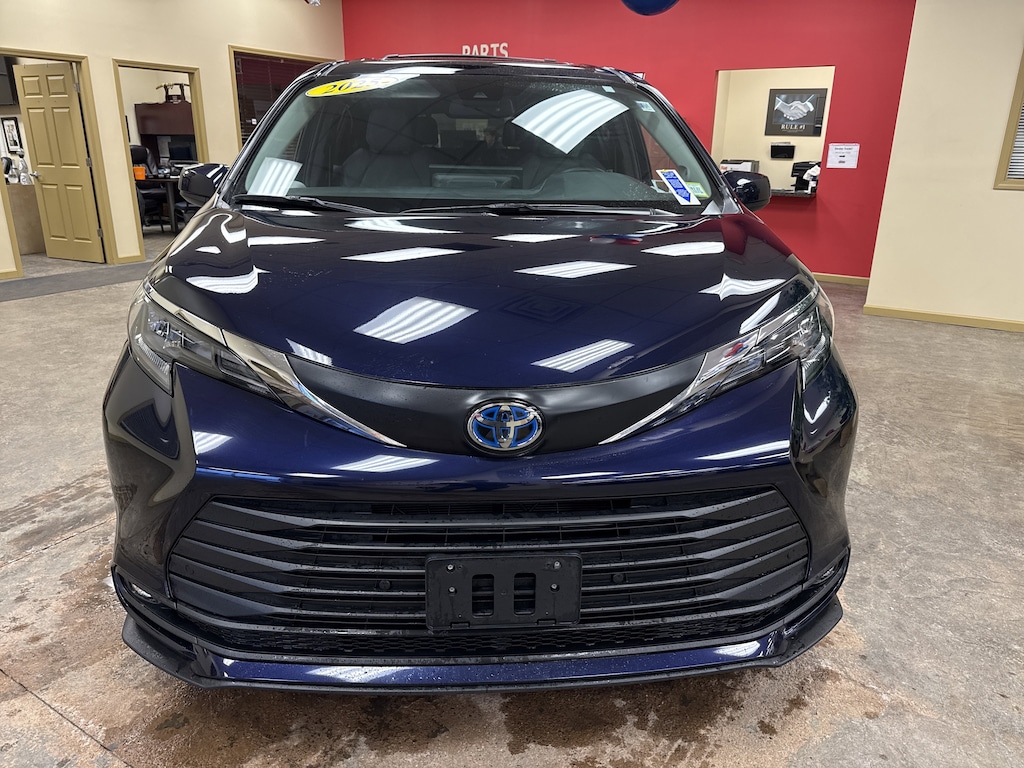 Used 2025 Toyota Sienna XLE 7 Passenger Van Passenger Van