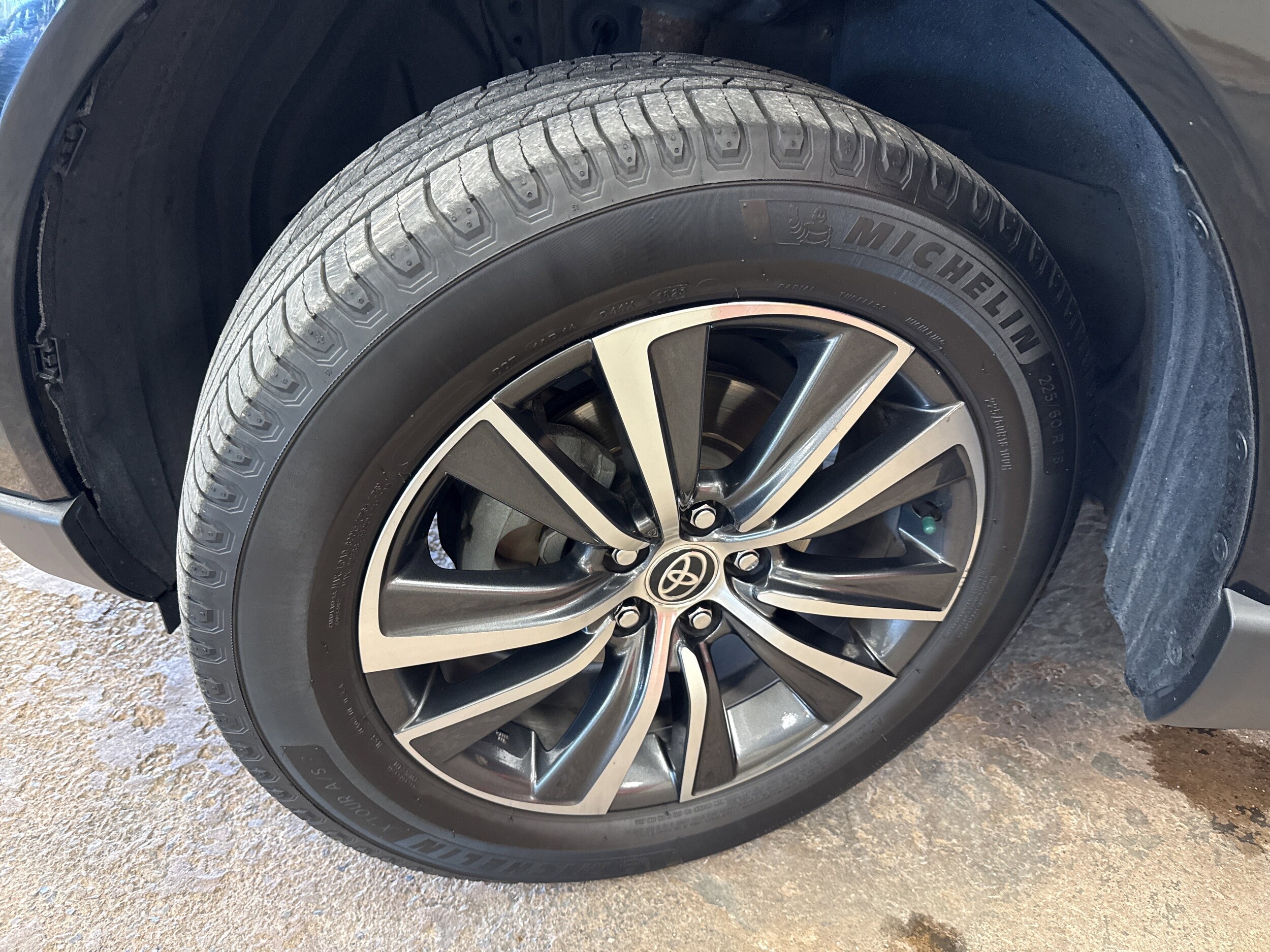 2021 Toyota Venza LE photo 4