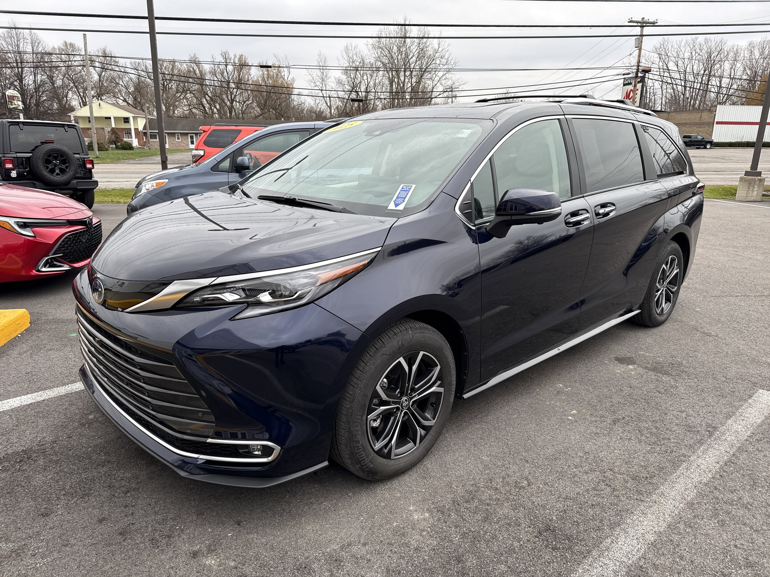 2025 Toyota Sienna Platinum photo 3