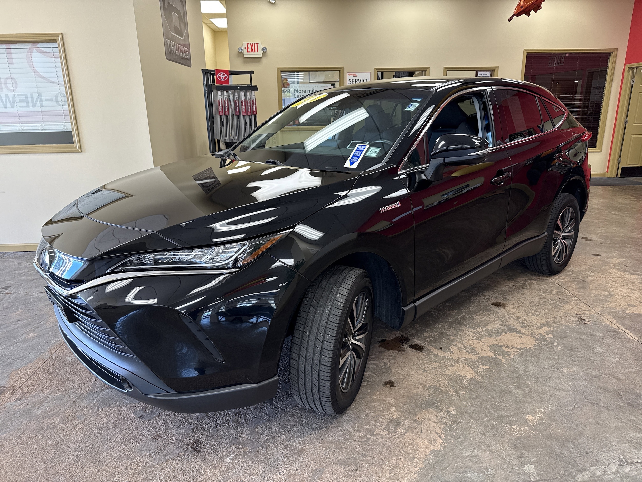 2021 Toyota Venza LE photo 3