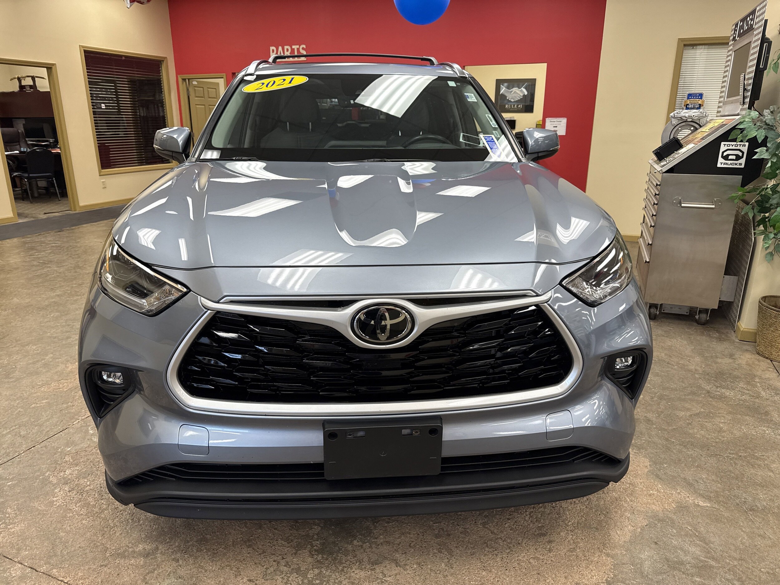 2021 Toyota Highlander XLE photo 2