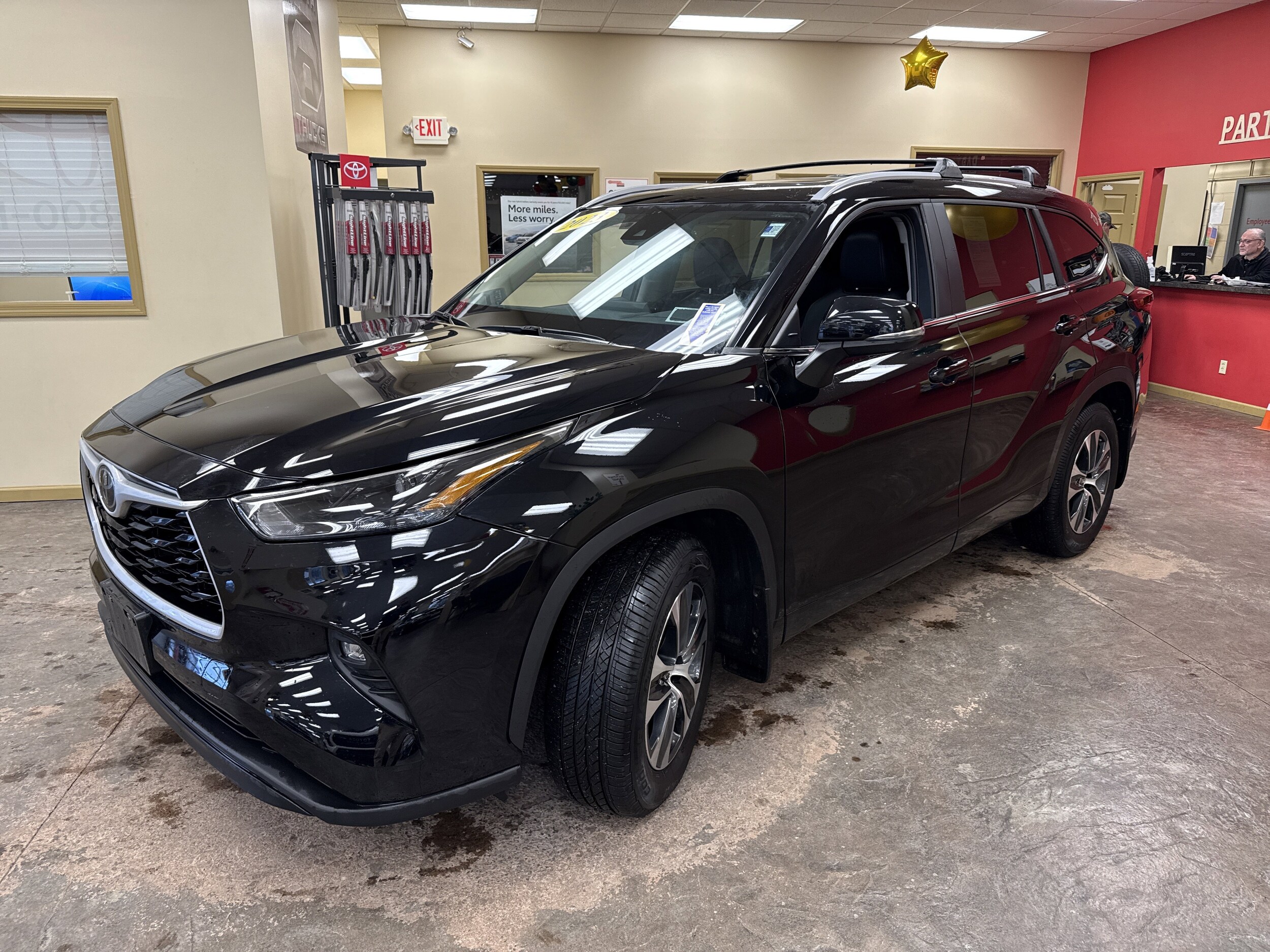 2023 Toyota Highlander XLE photo 2