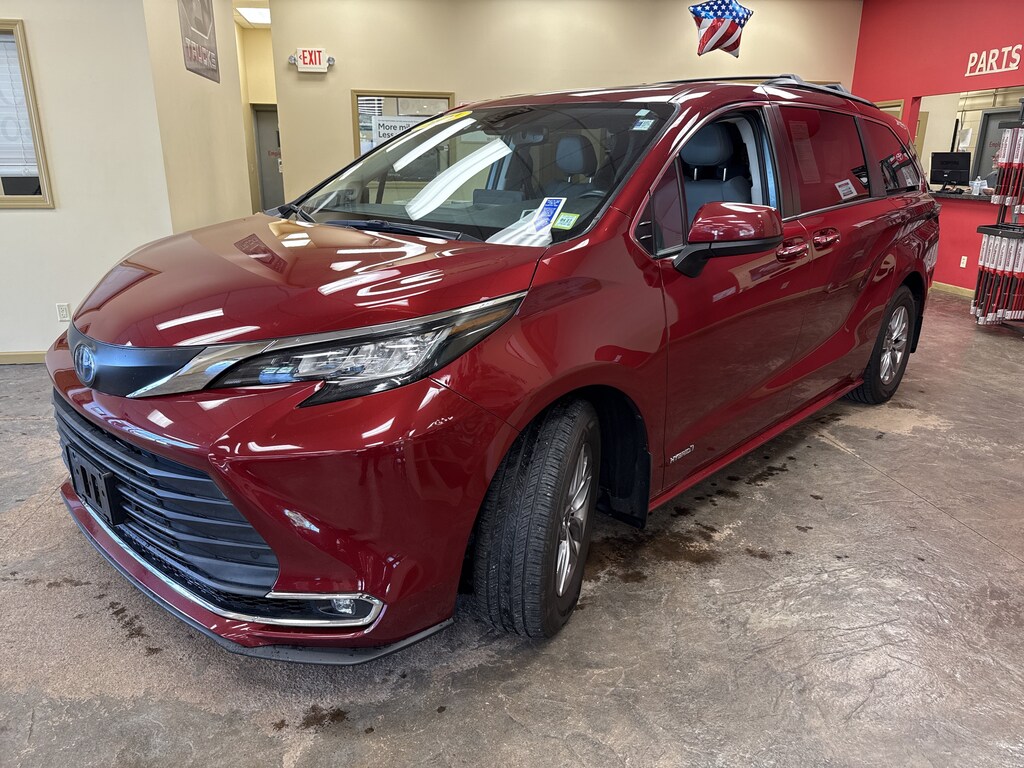 Used 2021 Toyota Sienna XLE 8 Passenger Van