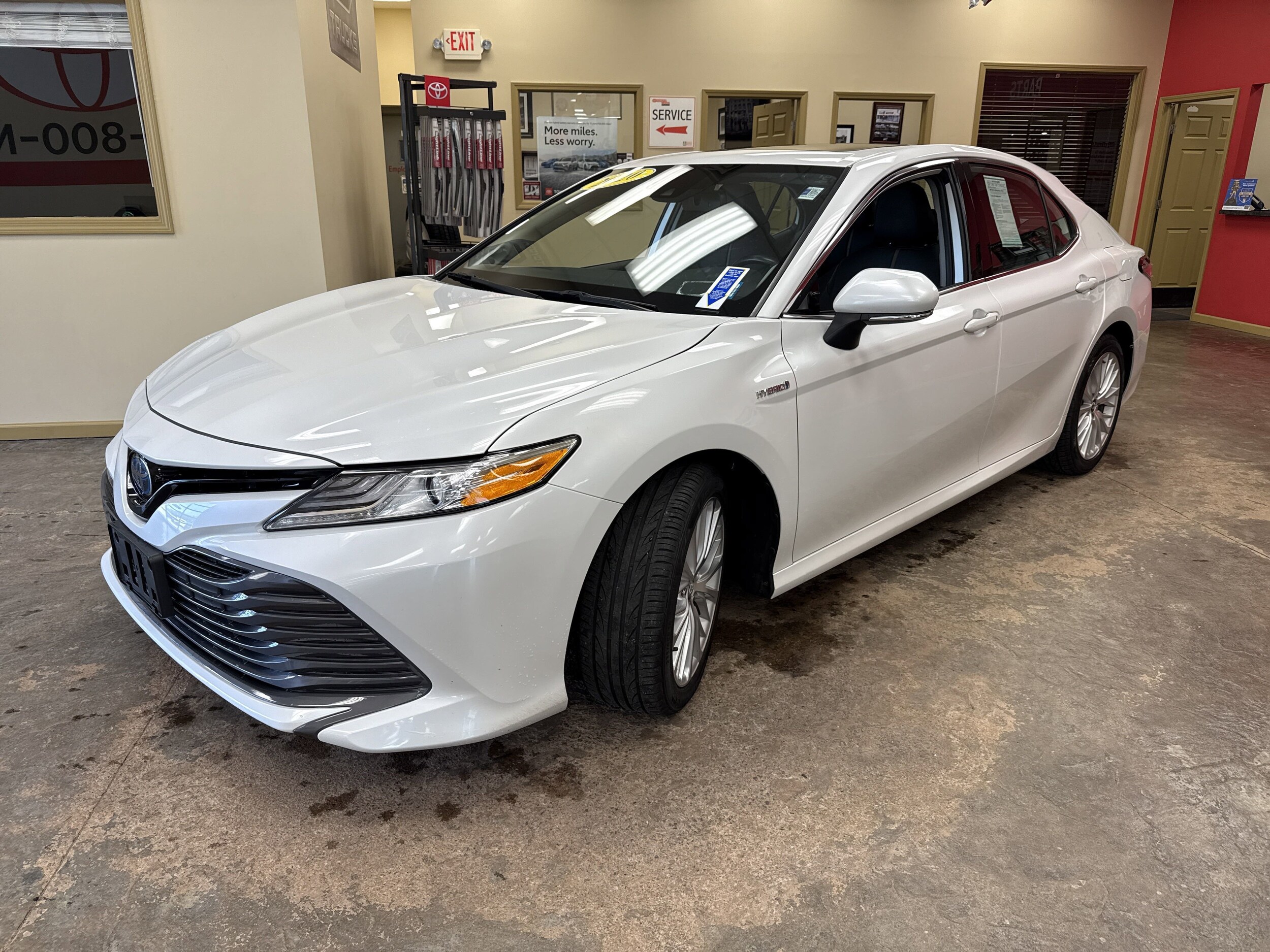 2020 Toyota Camry Hybrid XLE photo 3