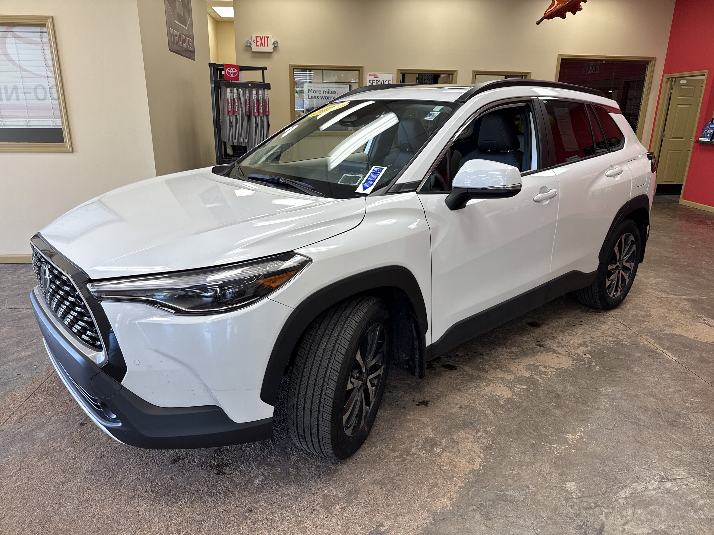 2024 Toyota Corolla Cross XLE photo 3