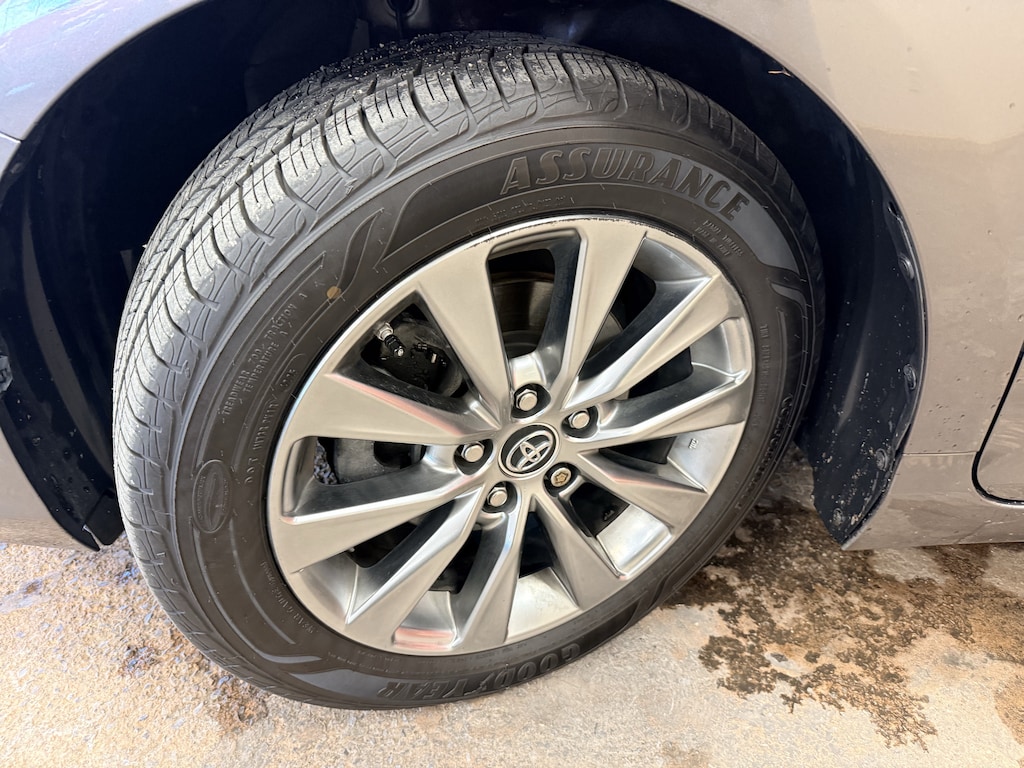 Used 2015 Toyota Camry XLE V6 Sedan