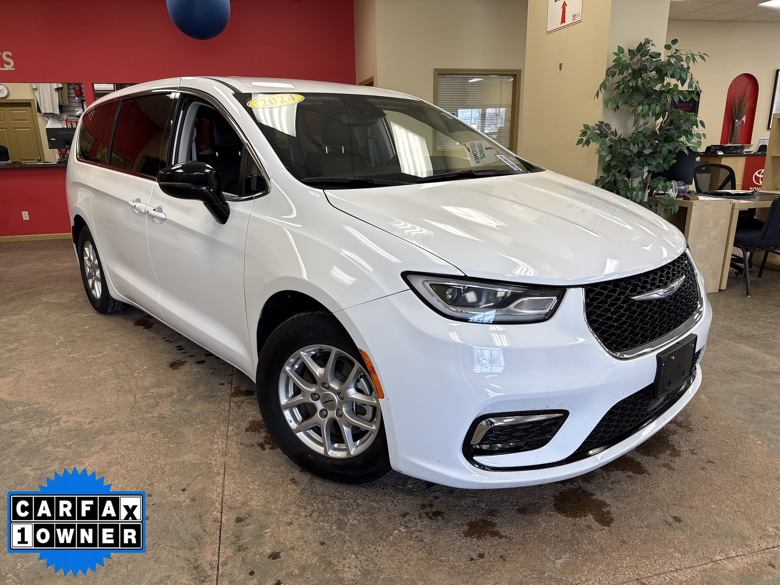 2024 Chrysler Pacifica Van Passenger Van 