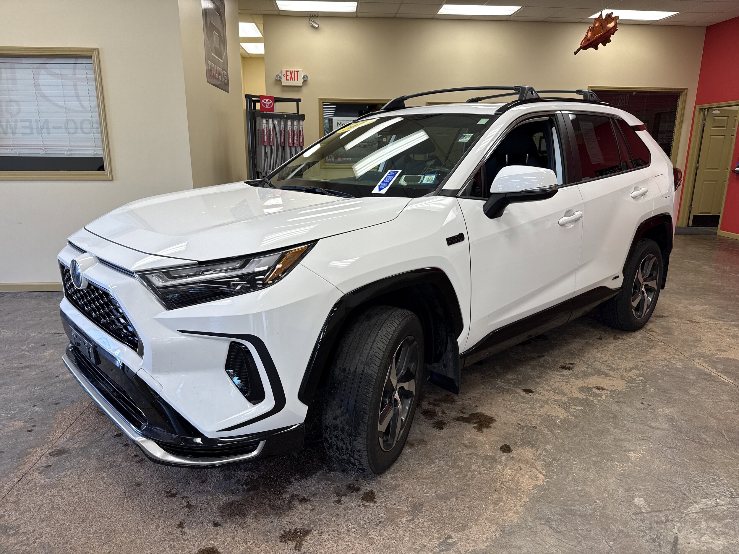 2023 Toyota RAV4 Prime SE photo 2
