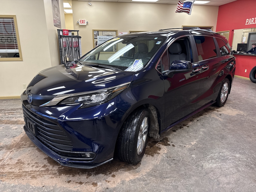 Used 2025 Toyota Sienna XLE 7 Passenger Van Passenger Van