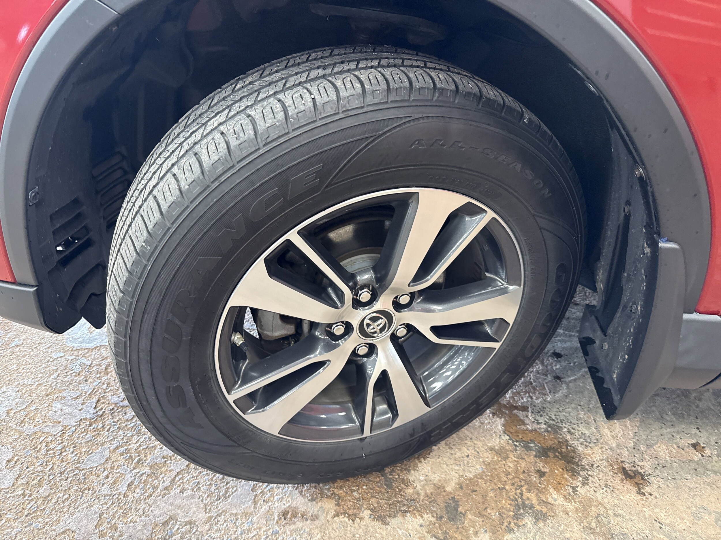 2017 Toyota RAV4 XLE photo 4