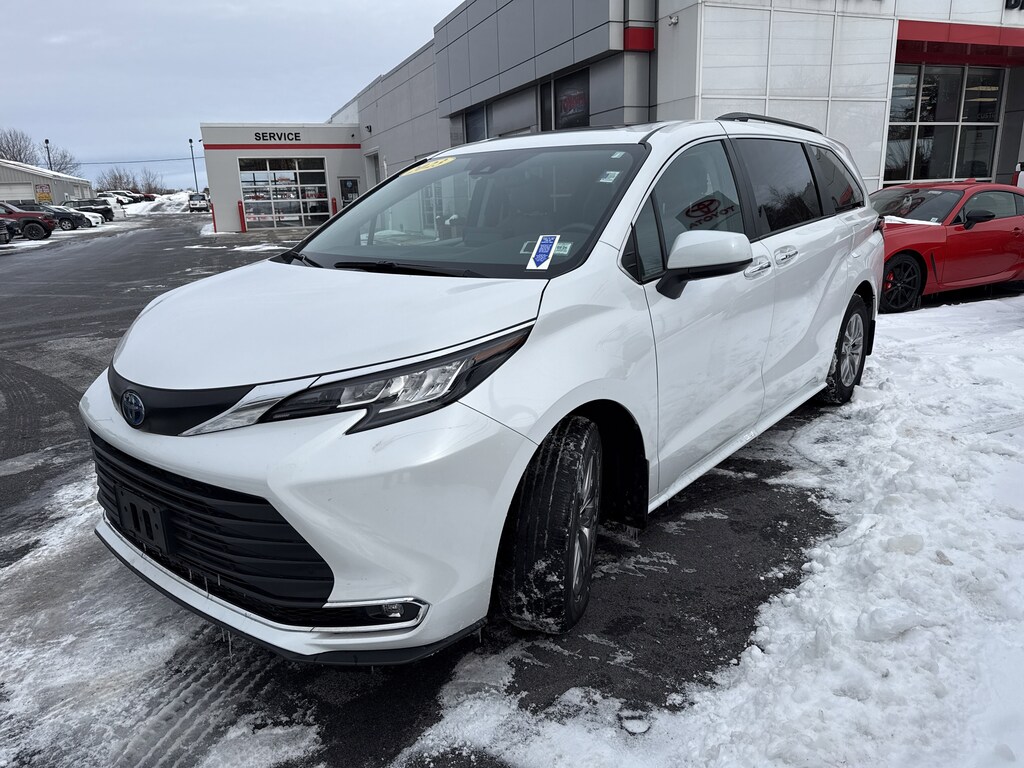 Used 2023 Toyota Sienna XLE 7 Passenger Van Passenger Van