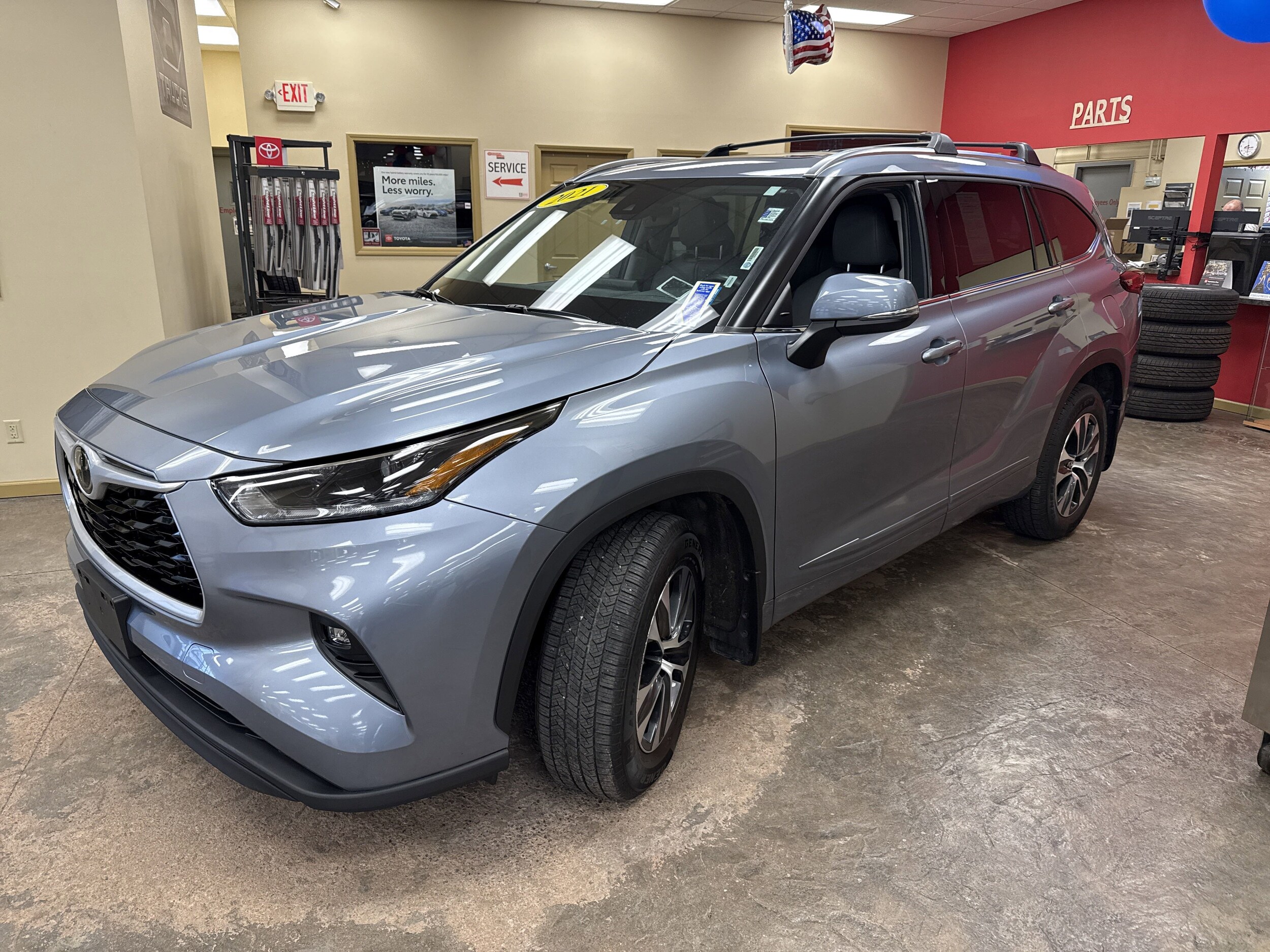 2021 Toyota Highlander XLE photo 3