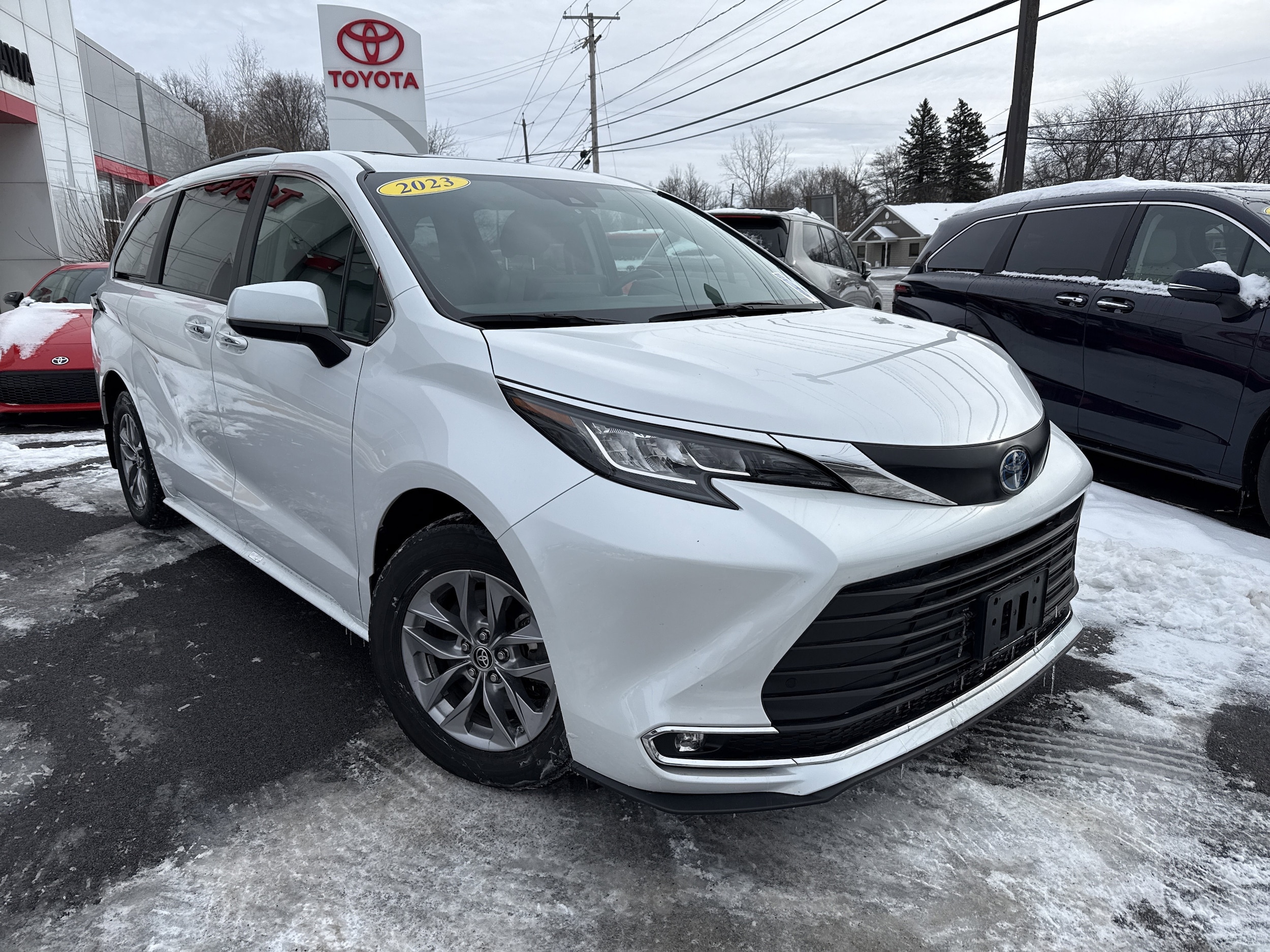 2023 Toyota Sienna XLE's photo