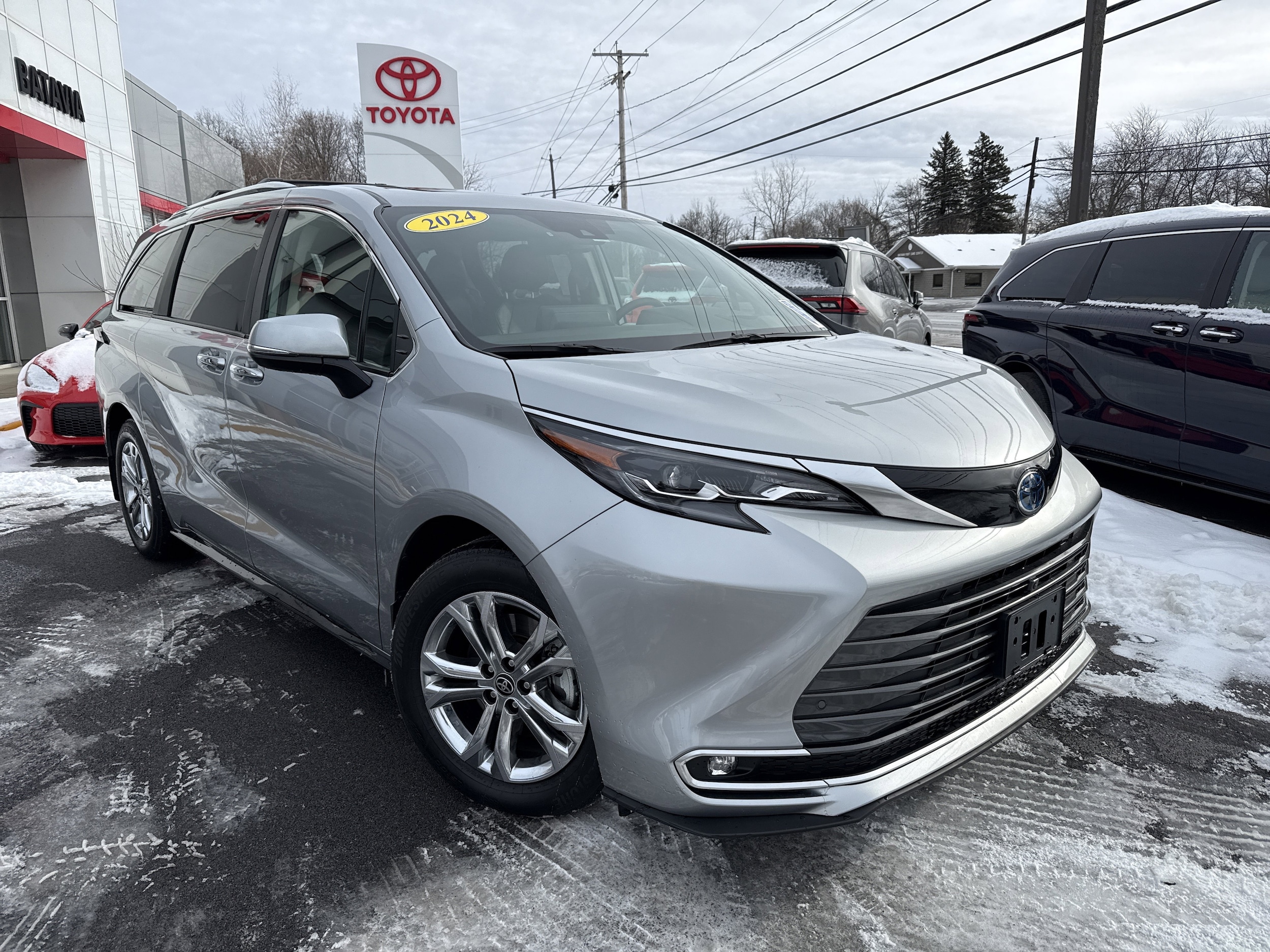 2024 Toyota Sienna Platinum's photo
