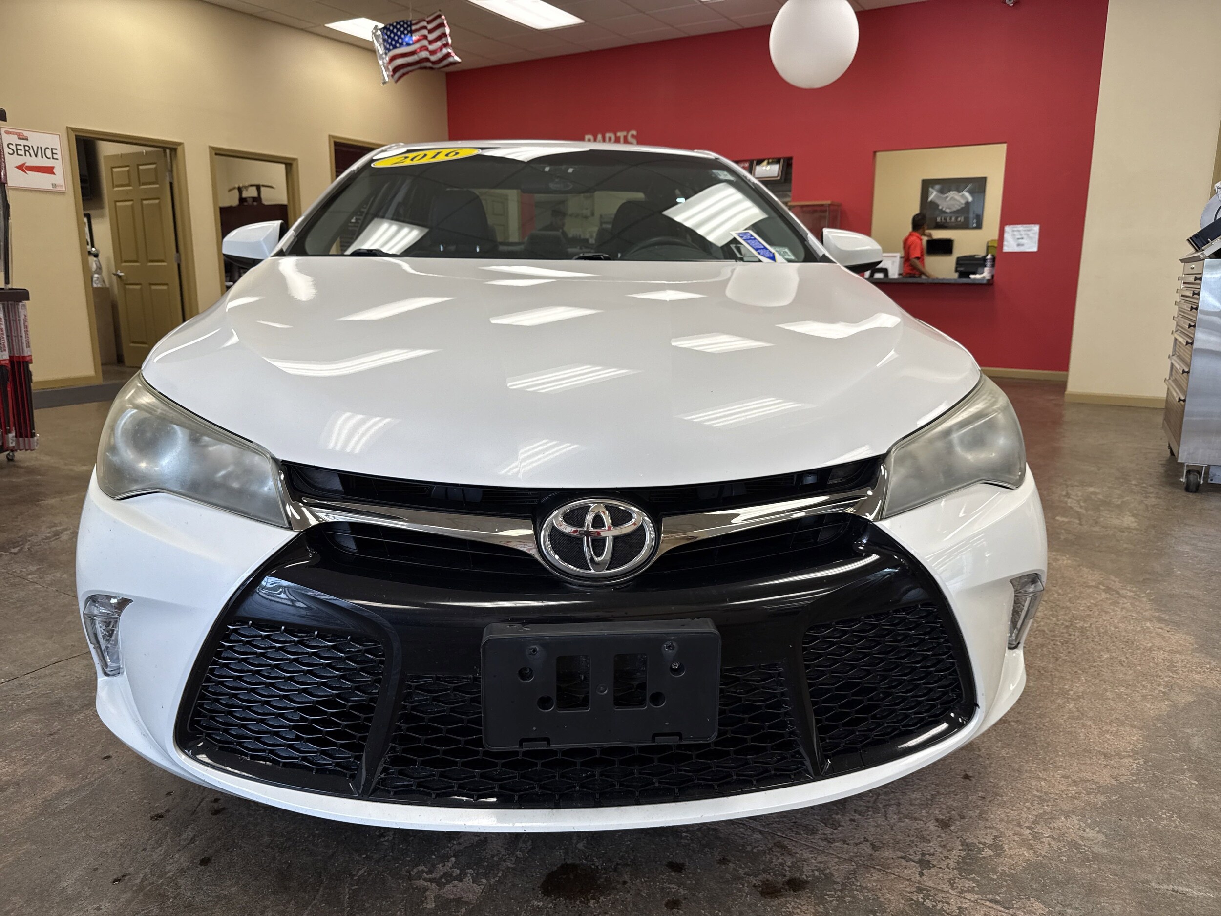 2016 Toyota Camry XSE photo 2