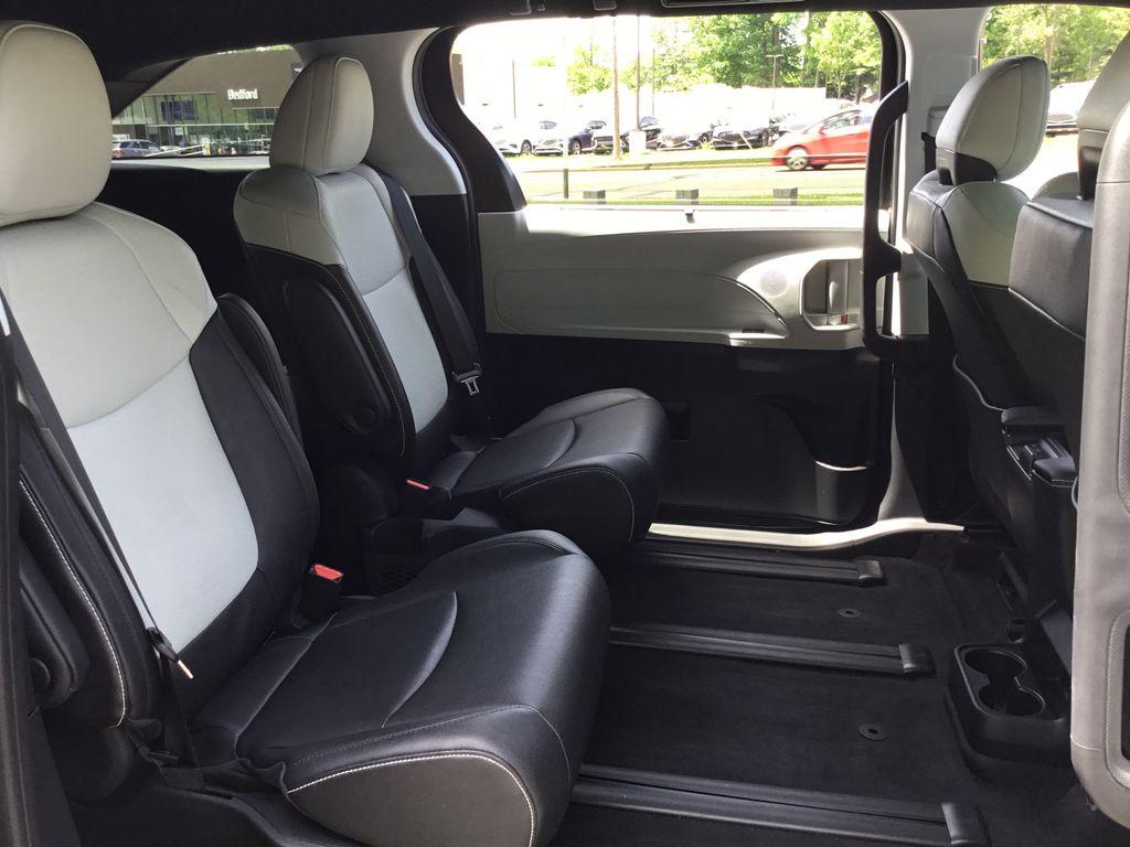 2025 Toyota Sienna XSE - Photo 15