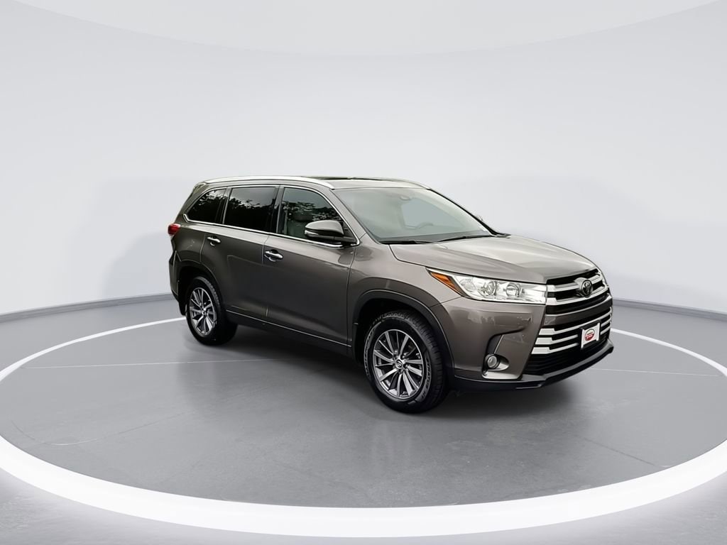 Used 2017 Toyota Highlander XLE with VIN 5TDJZRFH6HS458579 for sale in Bedford, OH