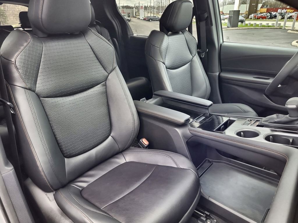 2025 Toyota Sienna Woodland Edition - Photo 20