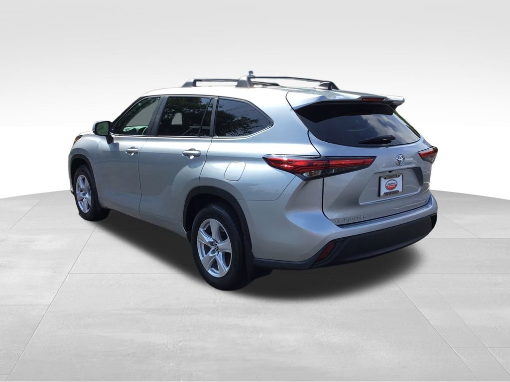 2023 Toyota Highlander LE photo 2
