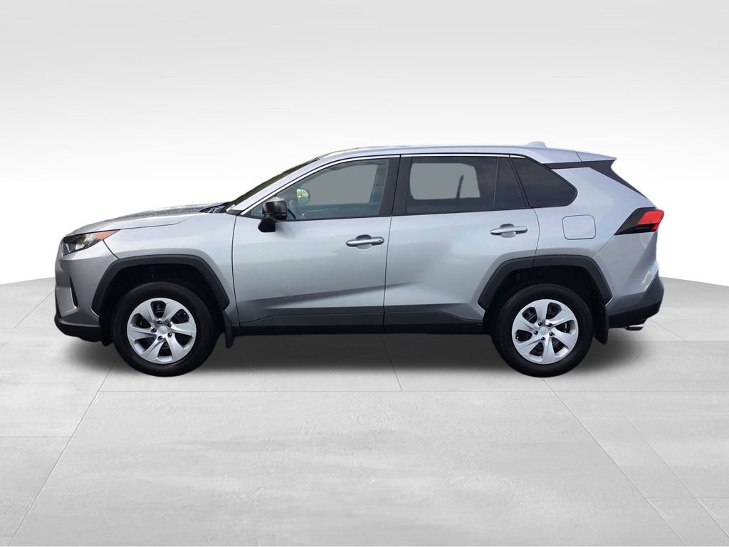 2022 Toyota RAV4 LE photo 2