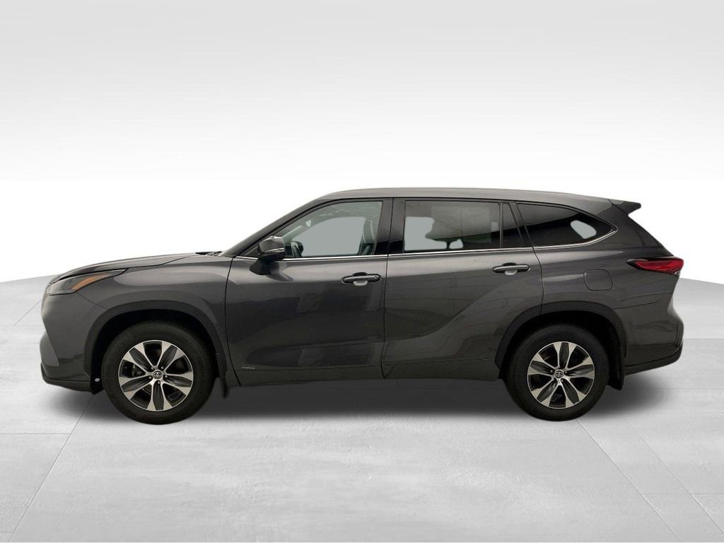 2022 Toyota Highlander Hybrid XLE photo 2