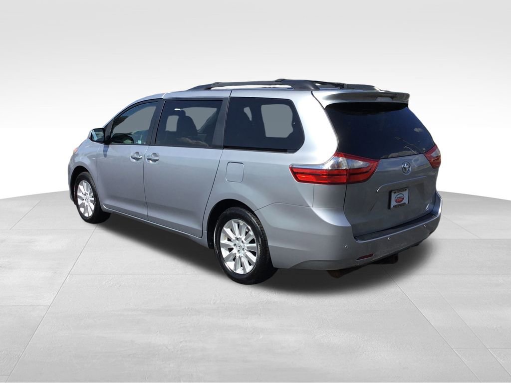 2015 Toyota Sienna XLE photo 3