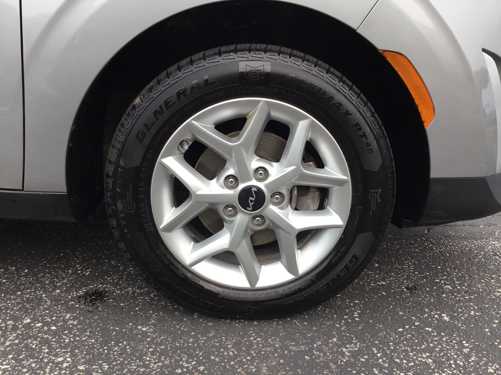 2023 Kia Soul LX - Photo 12