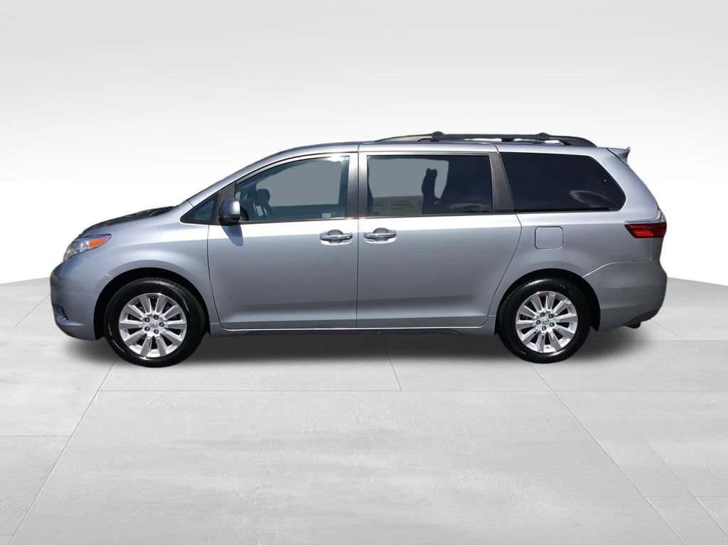2015 Toyota Sienna XLE photo 2