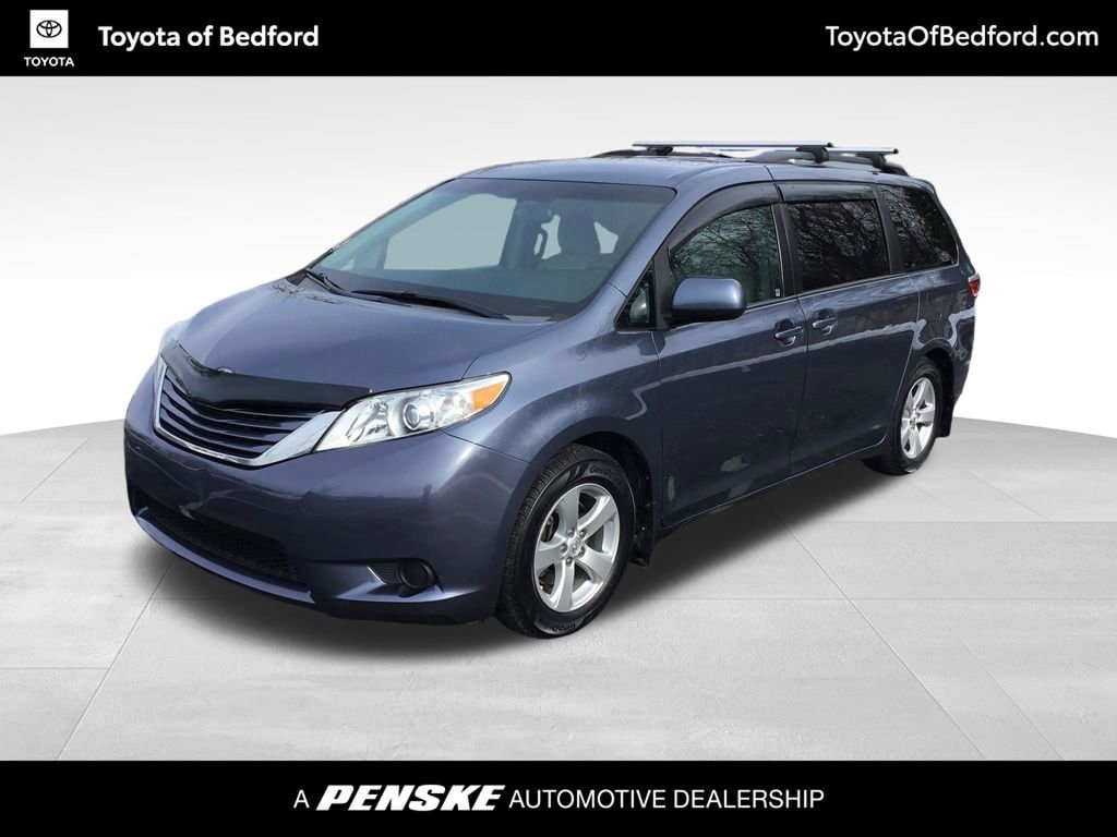 2016 Toyota Sienna LE's photo
