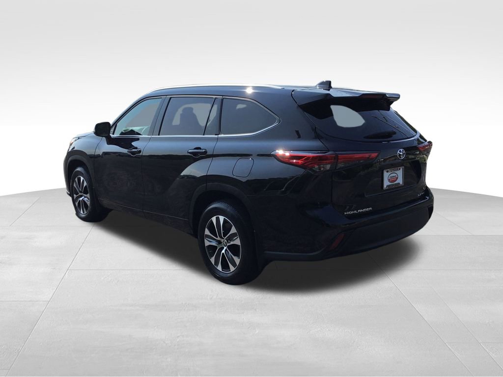 2022 Toyota Highlander XLE photo 2