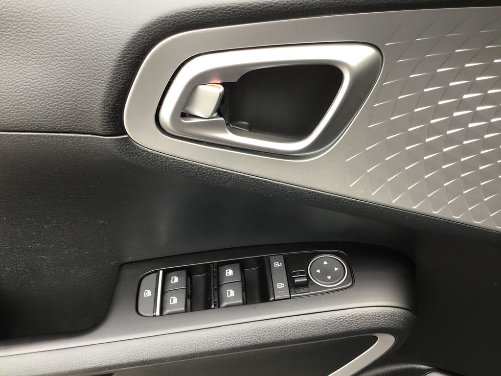 2023 Kia Soul LX - Photo 18