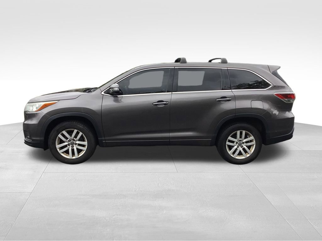 2016 Toyota Highlander LE photo 2