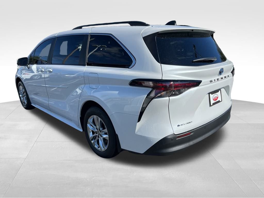 2025 Toyota Sienna XLE photo 3