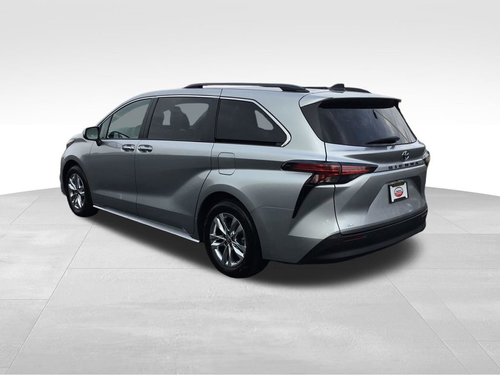 2022 Toyota Sienna XLE photo 2
