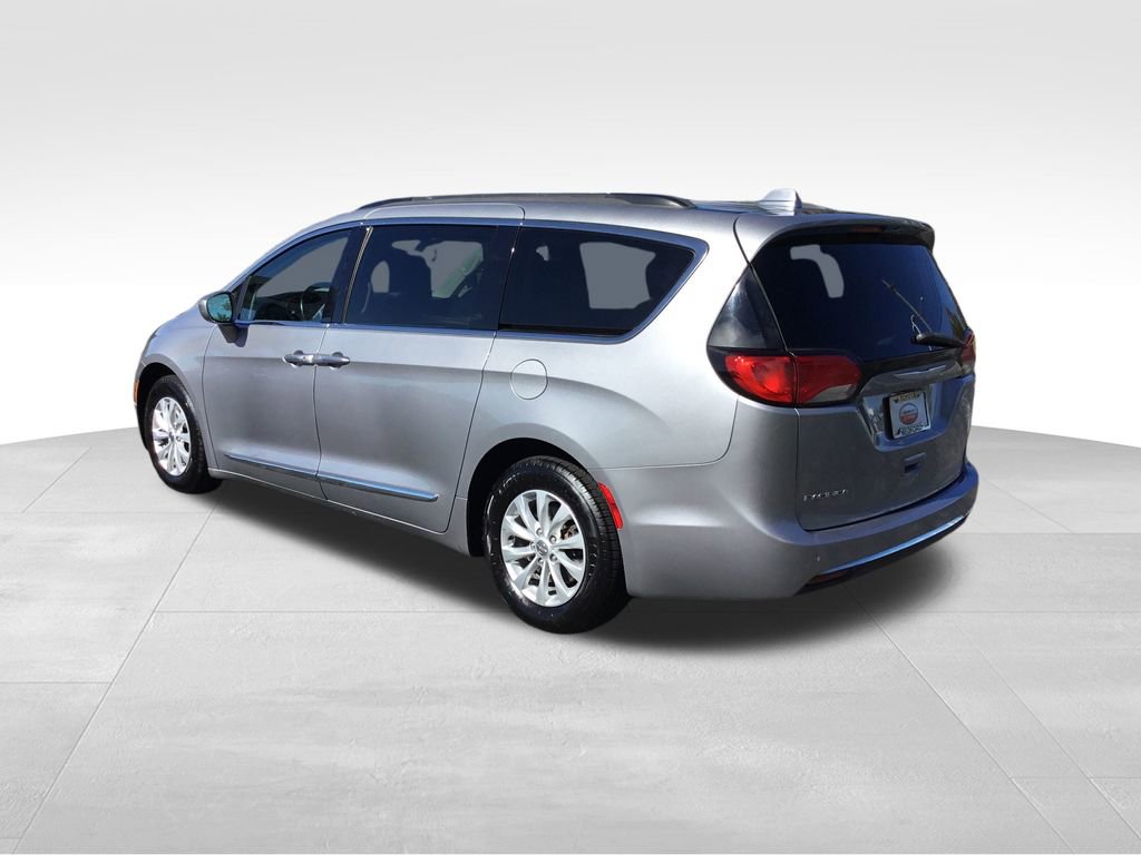 2017 Chrysler Pacifica Touring L photo 3
