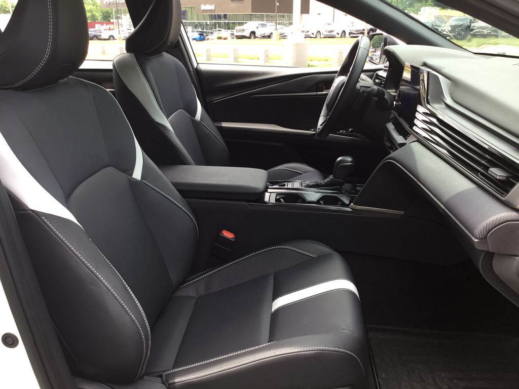 2025 Toyota Camry SE - Photo 9