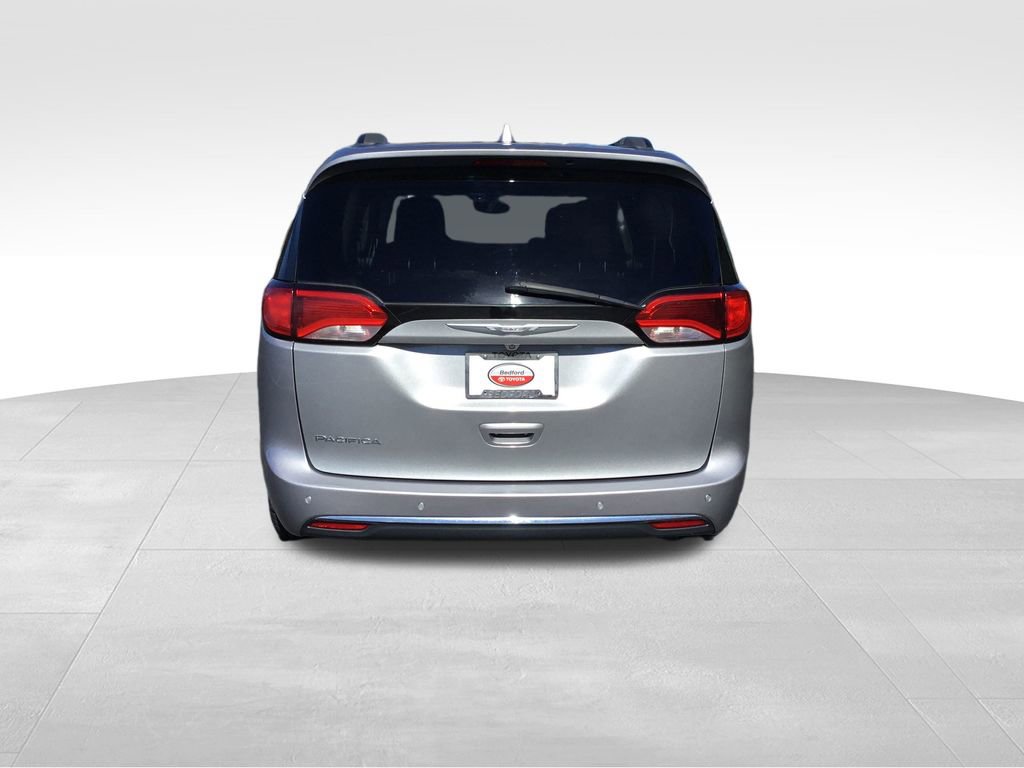 2017 Chrysler Pacifica Touring L photo 4