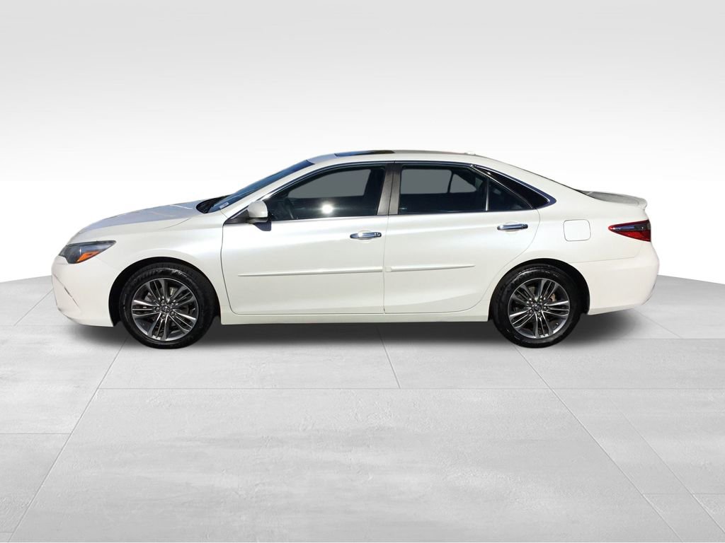 2016 Toyota Camry SE photo 2