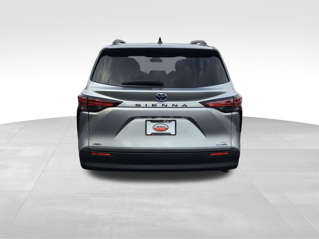 2022 Toyota Sienna XLE photo 3