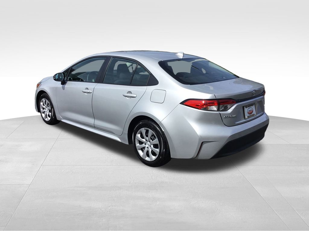 2025 Toyota Corolla LE photo 3