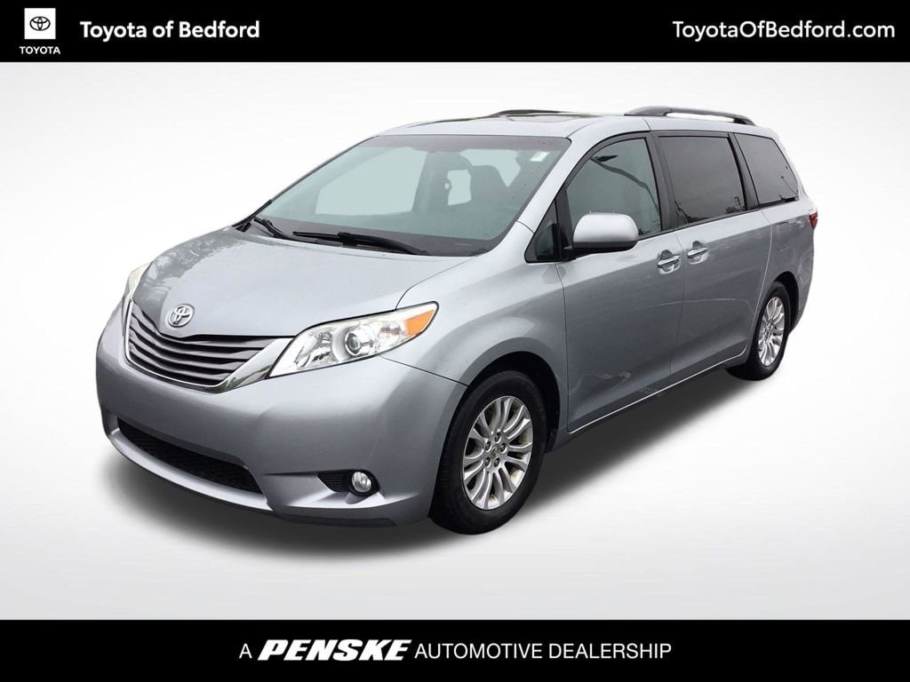 2015 Toyota Sienna XLE V6 7-Passenger Access Seat's photo