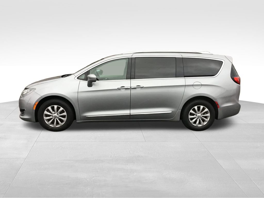 2019 Chrysler Pacifica Touring L photo 2