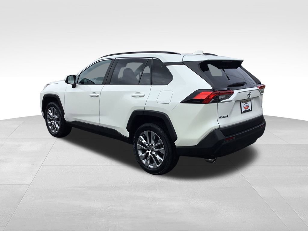 2022 Toyota RAV4 XLE Premium photo 3