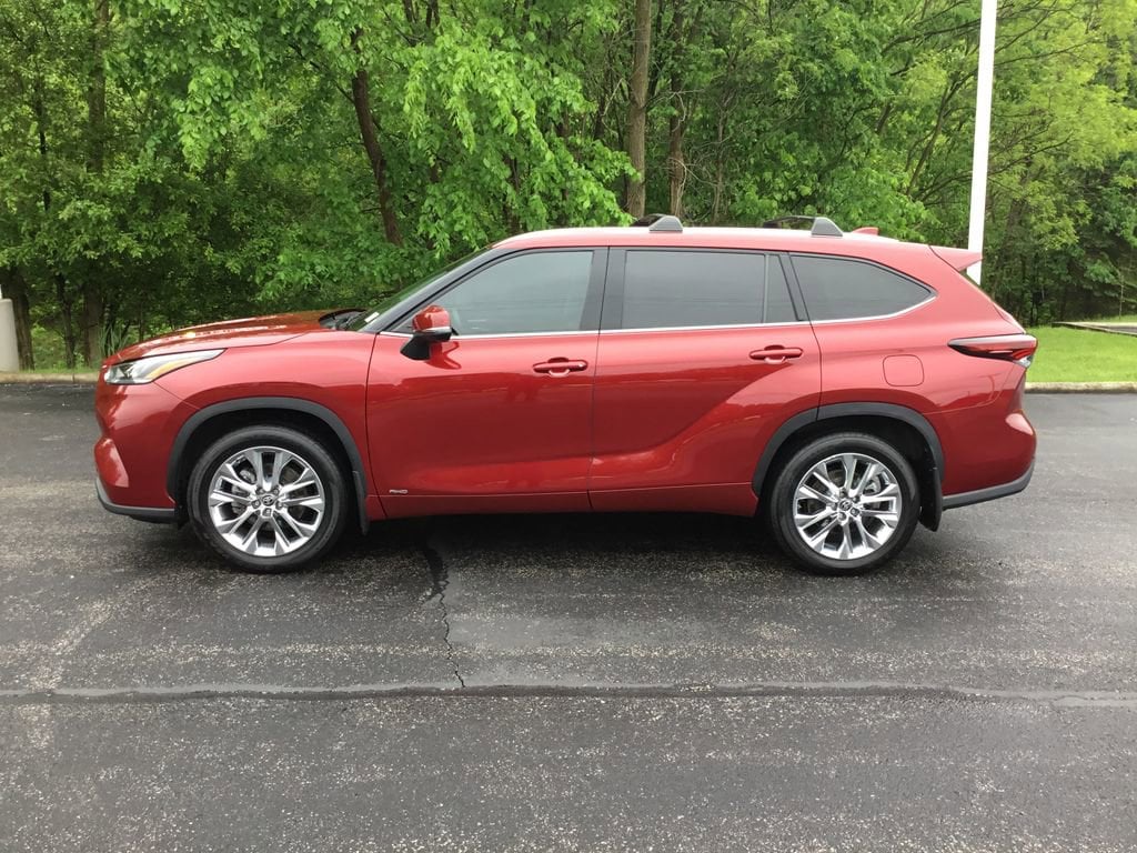 Used 2024 Toyota Highlander Limited with VIN 5TDXBRCH5RS142885 for sale in Bedford, OH