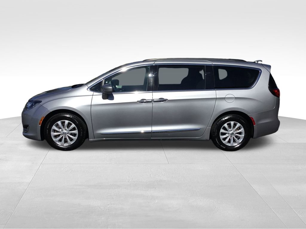 2017 Chrysler Pacifica Touring L photo 2