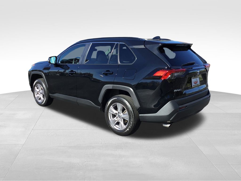 2022 Toyota RAV4 XLE photo 2