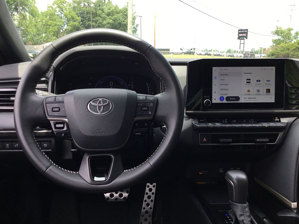 2025 Toyota Camry SE - Photo 11